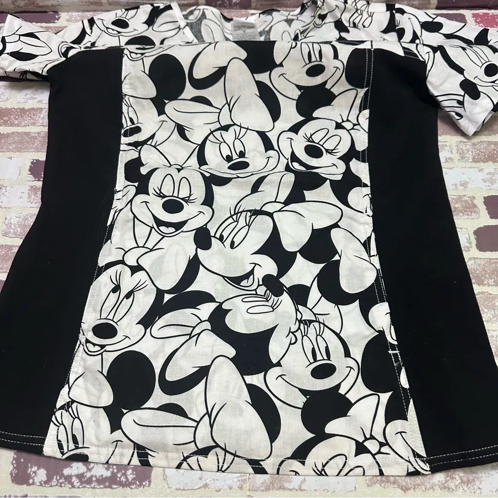 Disney  Minnie Mouse Black and White Graphic Fitted  Scrub T-Shirt size S - Image 9