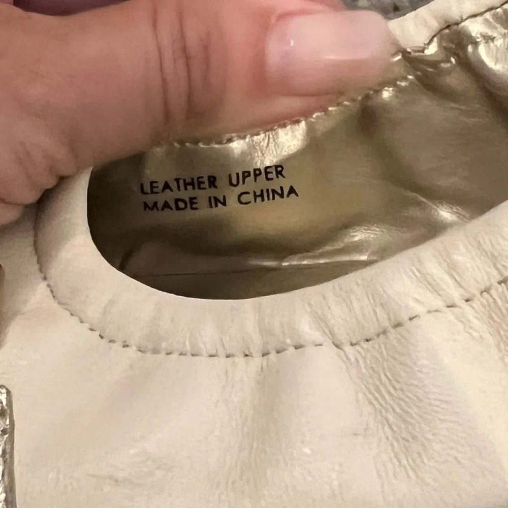 TAHARI Women’s Cream Leather Gold Accent Cap Toe Scrunched Veronica Flats 7.5 - Image 6