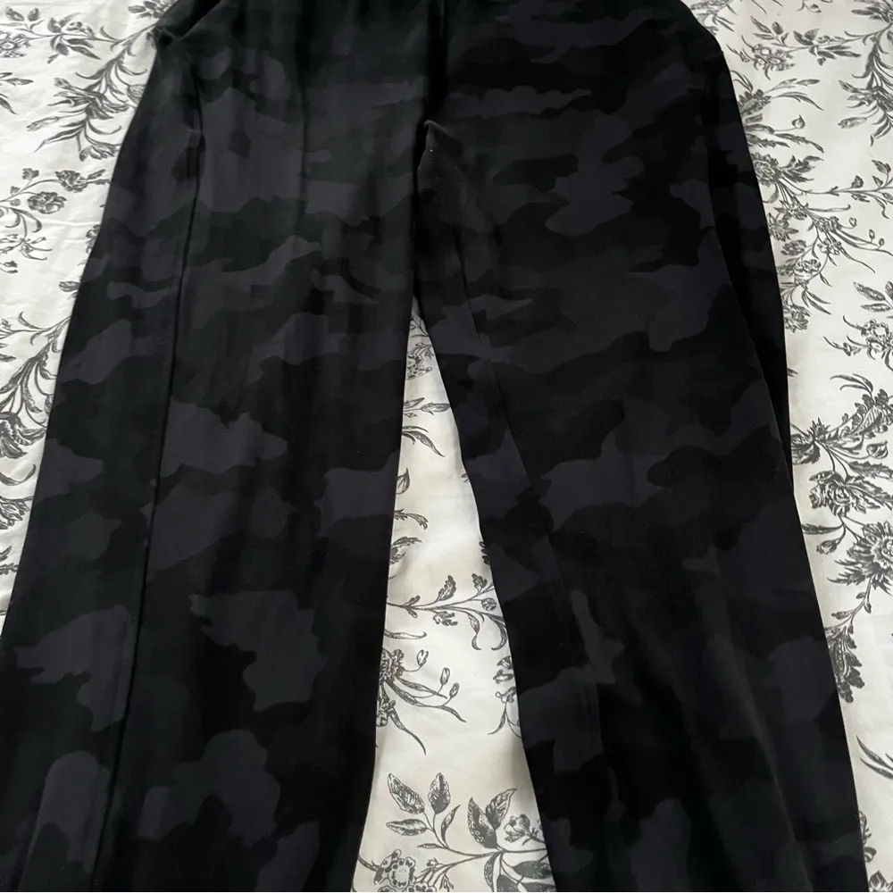 Lululemon ready to rulu camo joggers size 4 - Image 5
