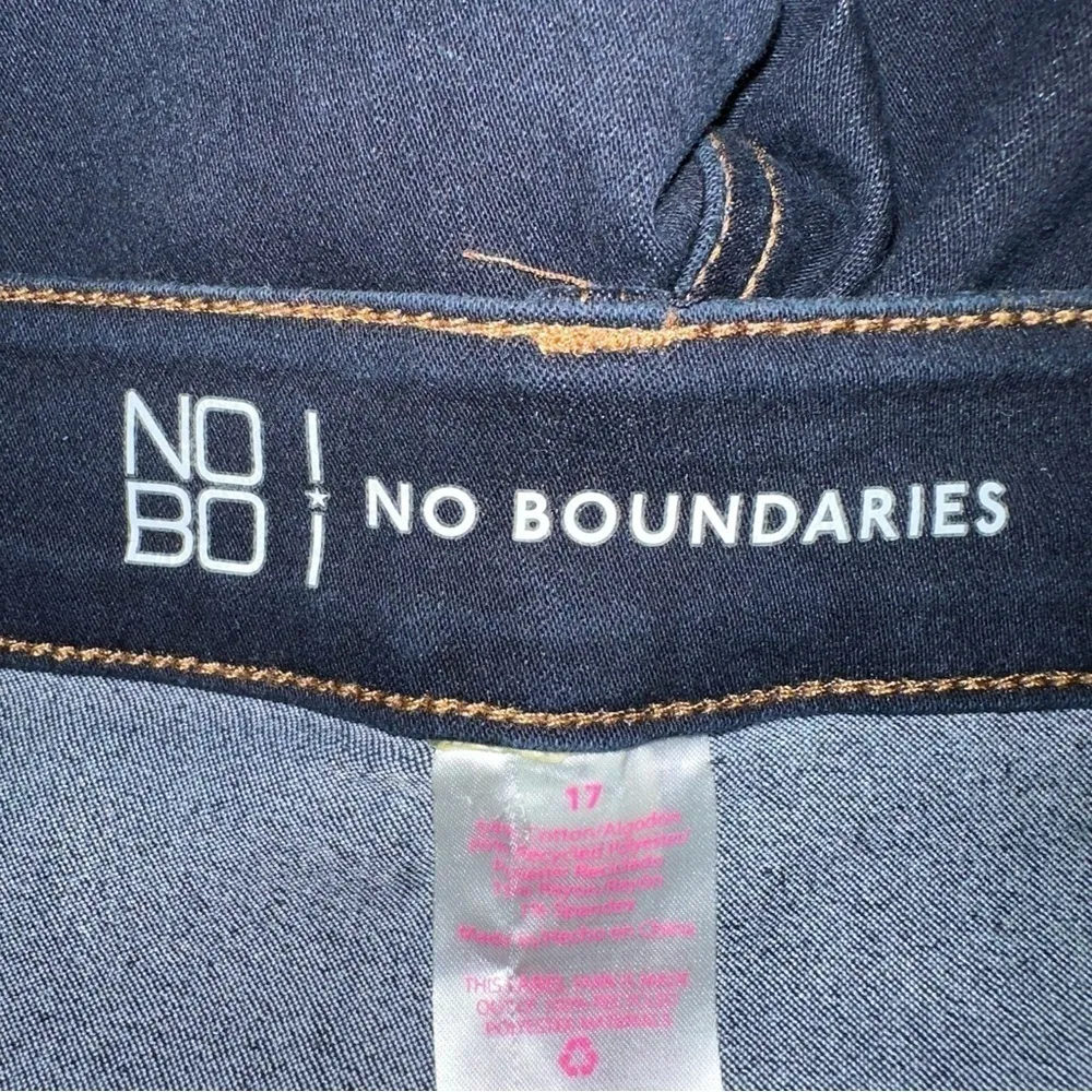 No Boundaries Women's Juniors 17 Blue High Rise Mom Dark Wash Relaxed Fit Denim - Image 3