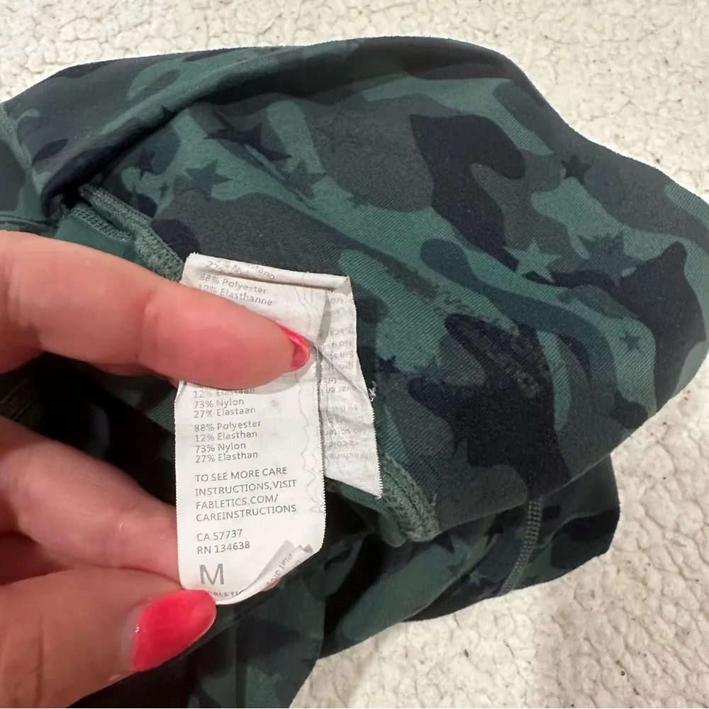 fabletics green star camo 7/8 leggings size medium - Image 2