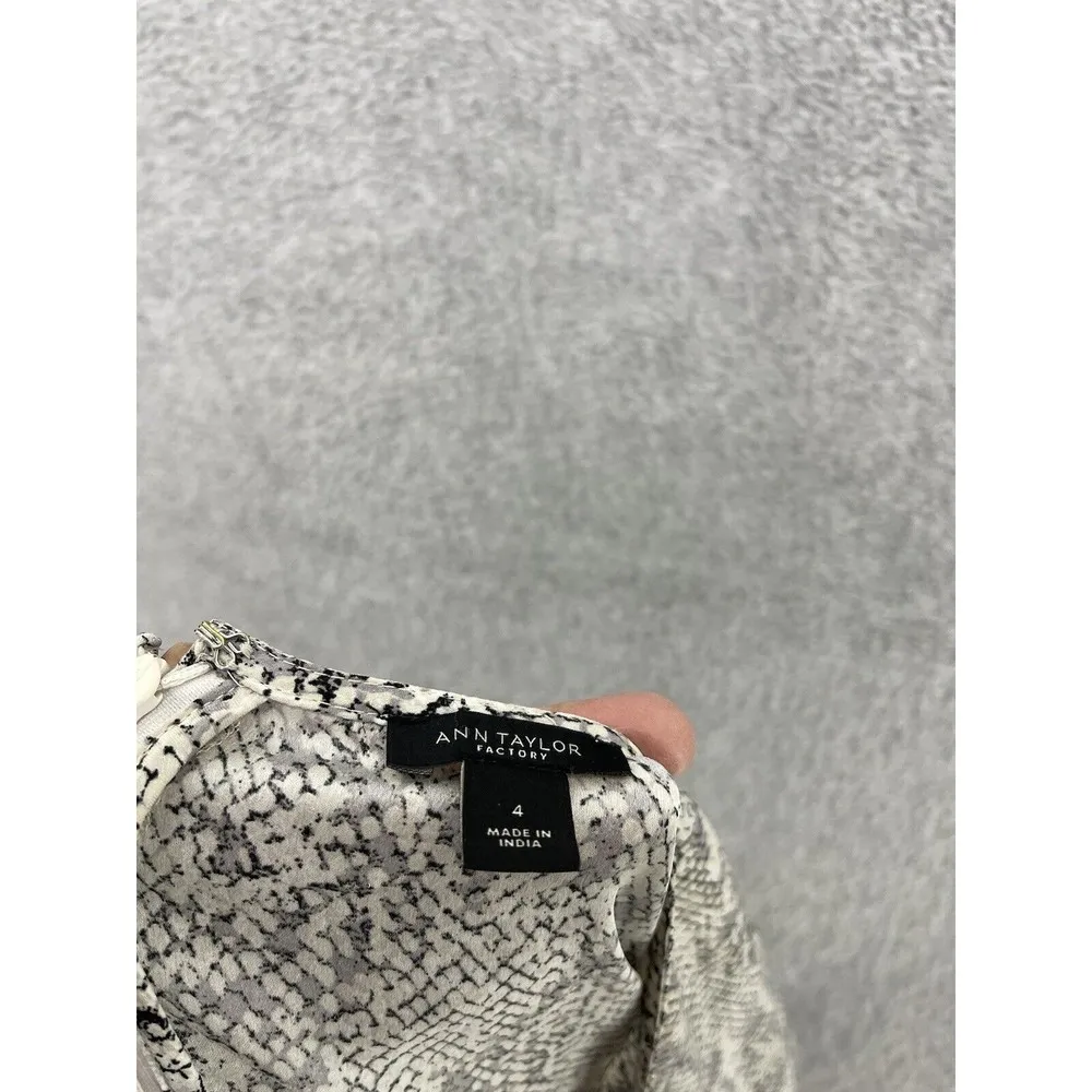 Ann Taylor Women's Blouse Surplice Snake Print Long sleeve Size 4 Gray Peplum - Image 3