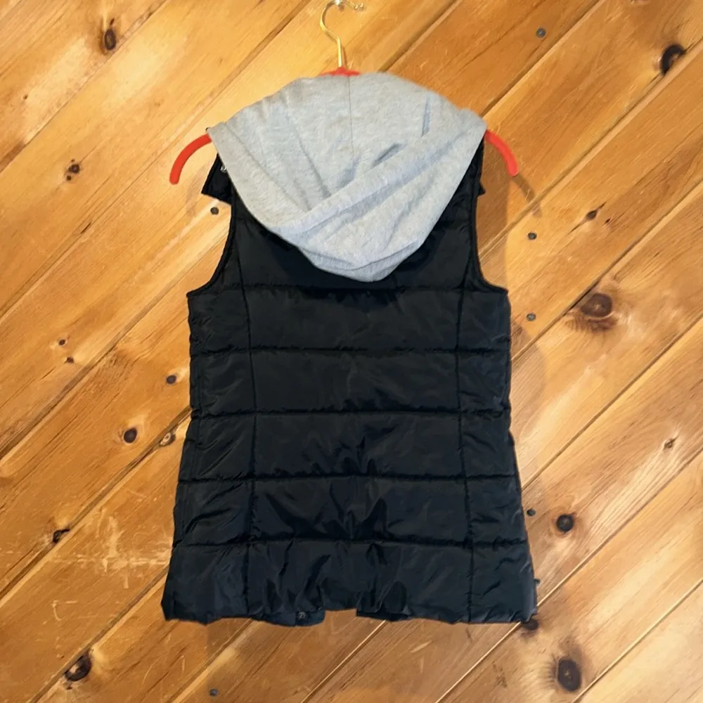 Arizona jeans company black puffer vest with gray hoodie layer - Image 4