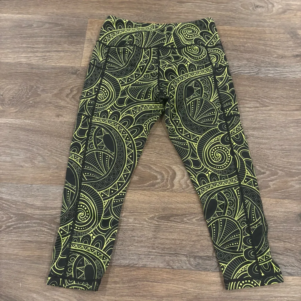 CVG Constantly Varied Gear Zenergy Capri Leggings – Black/Neon Yellow – Sz Small - Image 2