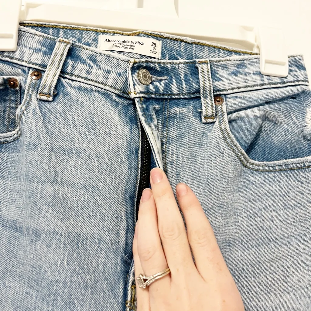 Abercrombie & Fitch Curve Love Ultra High Rise 90s Straight Jean Medium Wash - Image 7