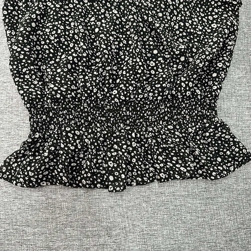 Floral Print Chiffon To Deep V-neck, Flutter Sleeves, and Ruched Bodice Sz M - Image 10