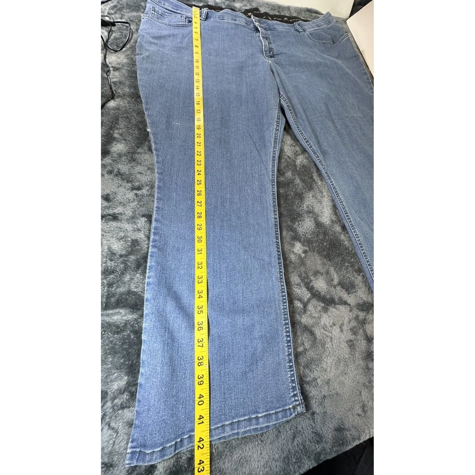 Riders by Lee Women's Classic Fit Bootcut Jeans in a light wash 26W - Image 2