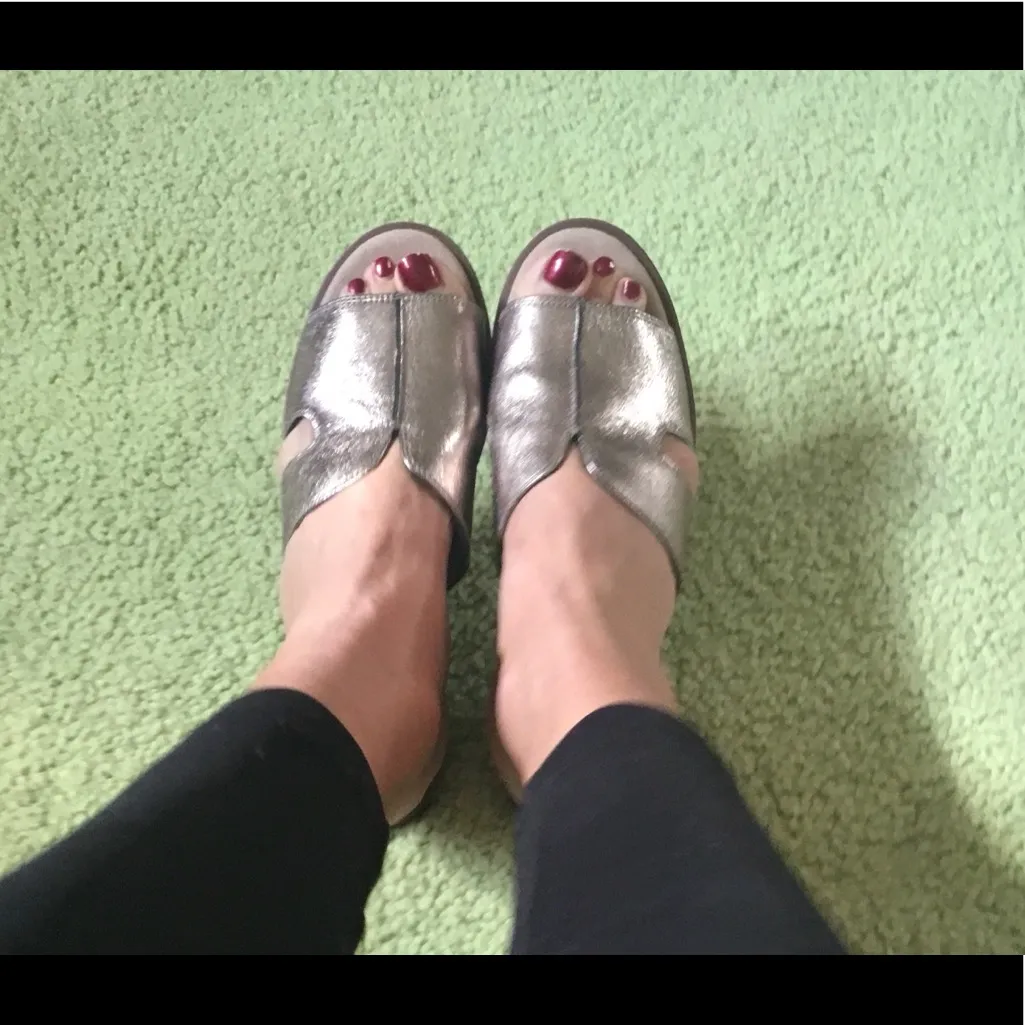 NICE sandals for wider feet 🏖☀️ Gold Size 8.5 - Image 2