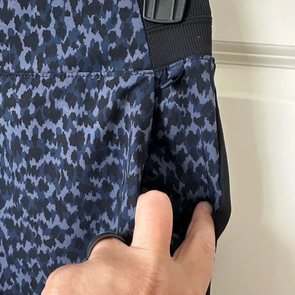 Athleta Shorts Navy Blue/Purple Brooklyn Printed Allure Sportswear Size 8 - Image 6