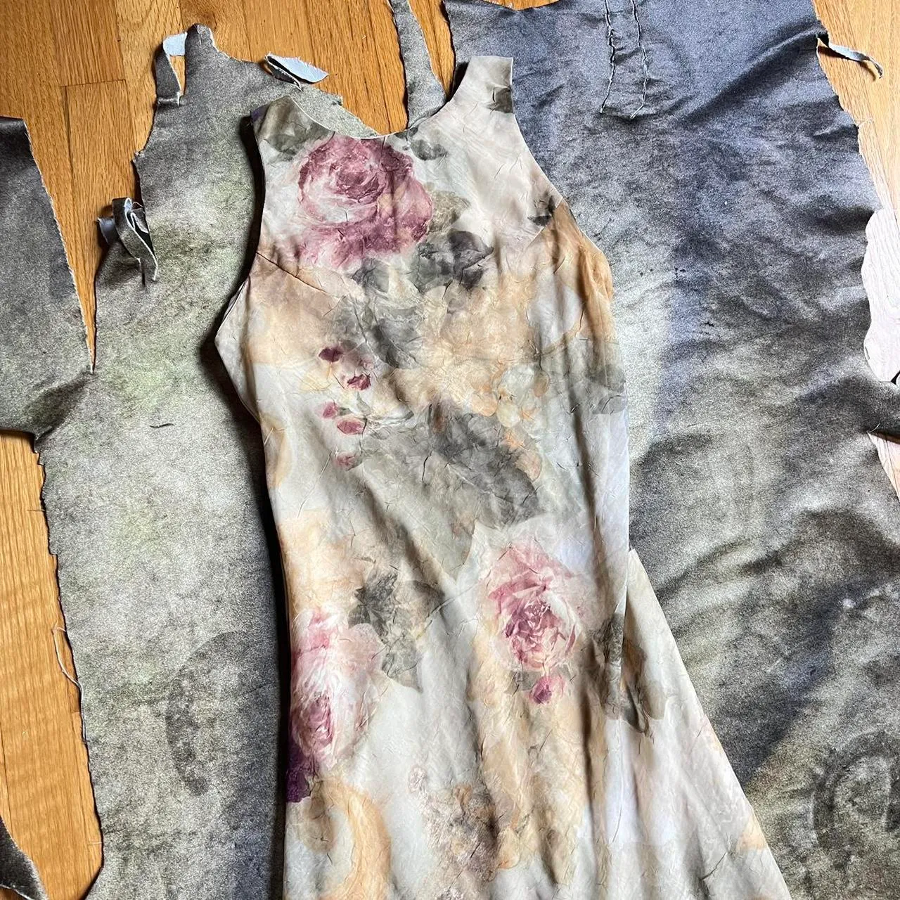 Charlotte Russe Floral Print Crinkle Textured Maxi Dress - Image 2