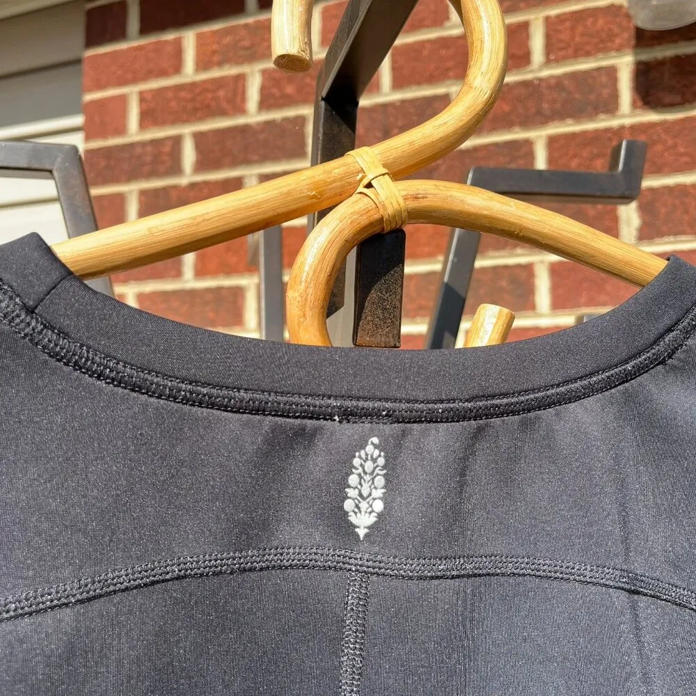 Free People  Movement Black Scrunched Short Sleeve Top Women's Small - Image 3