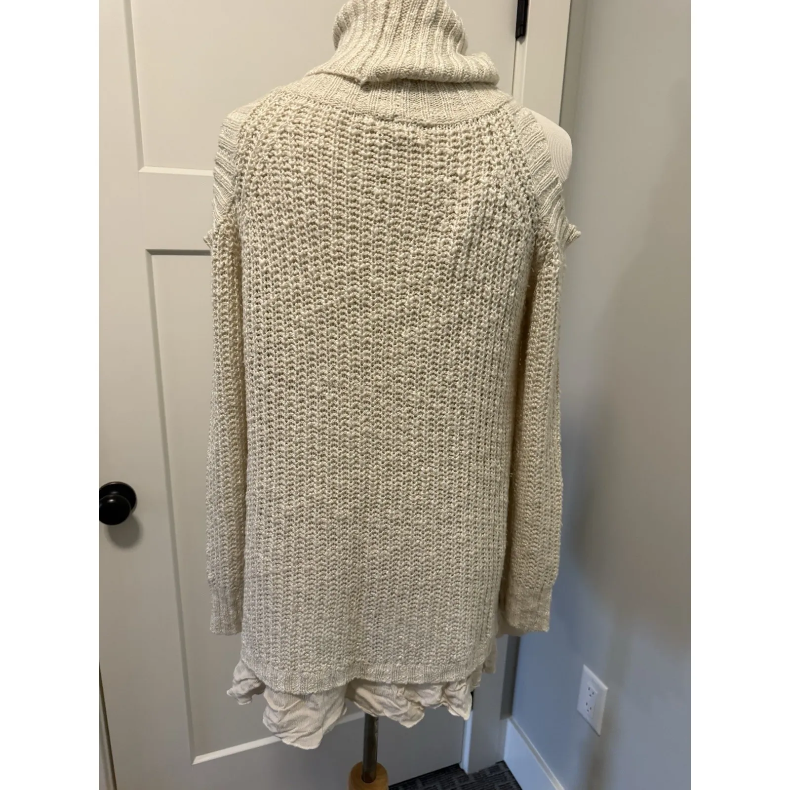 Easel heathered Ivory Cold Shoulder raw hem long sleeve tunic‎ sweater size S/M - Image 7