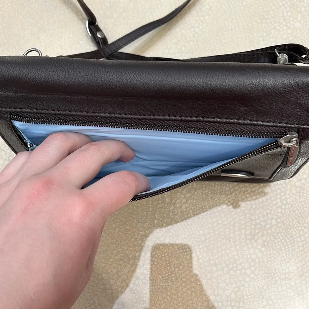 Travelon brown crossbody bag - Image 4