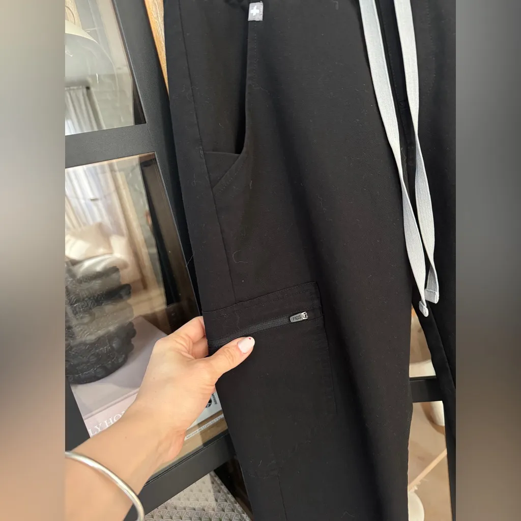 FIGS Scrubs High Waisted Uman Relaxed Jogger Pants medical pockets - Image 5