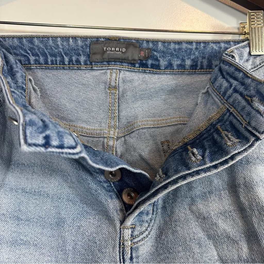 Torrid Women’s Plus 5 Inch Classic Denim HighRise Shorts Medium Wash Size 20 - Image 4