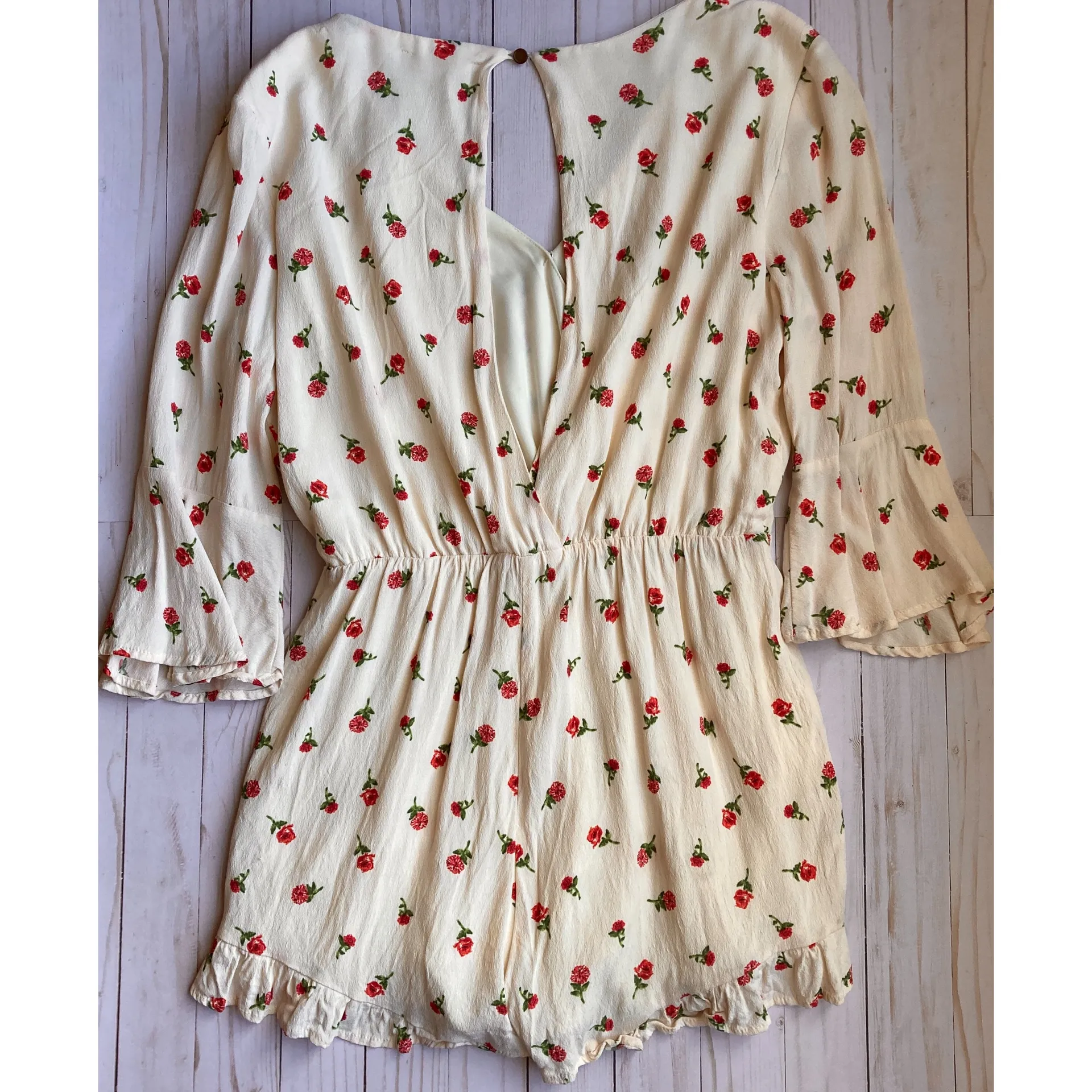 Rose Print Floral Ruffle Cream 3/4 Sleeve Romper Sz L - Image 4