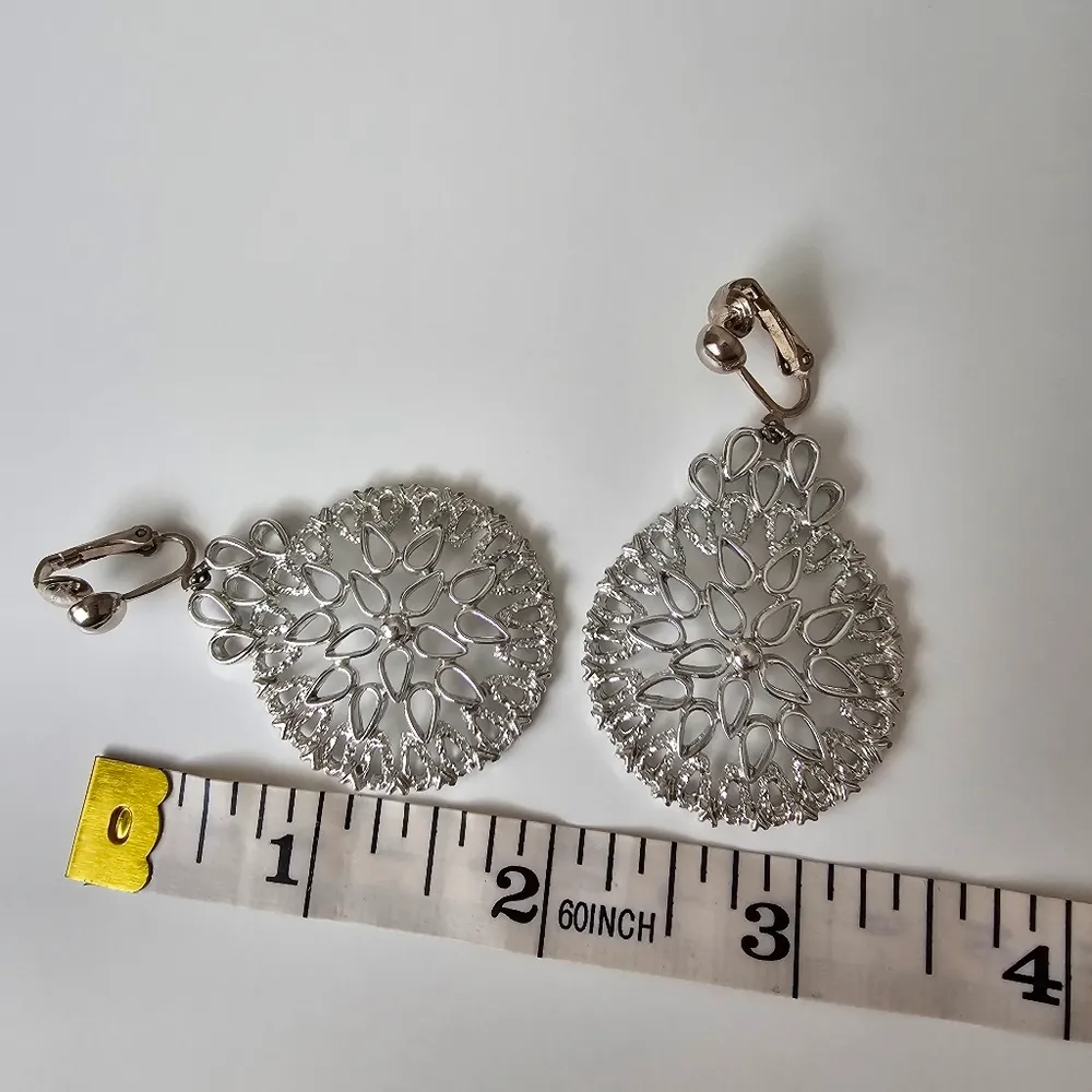 Sarah Coventry Round Lace Flower Silver tone metal Vintage Statement earrings - Image 6