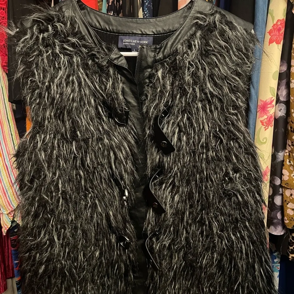 Jones New York Signature Women's Black Faux Fur Zip Up & Snap Strap Vest Siz L - Image 2
