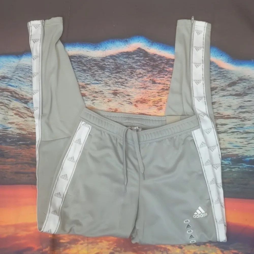 Adidas pants and top size xs - Image 5