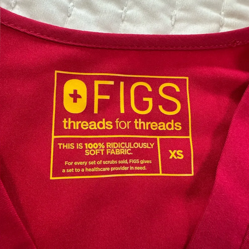 Figs Scrubs Top Women’s Stretch Pockets Pink With Yellow Logo Medical Wear - Image 12