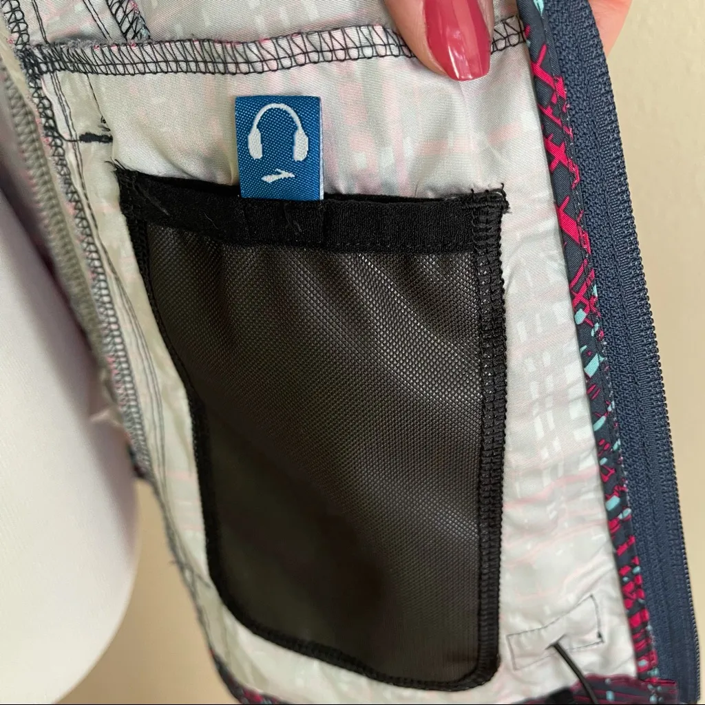 Brooks Running Shelter Technology Vest  XS - Image 10