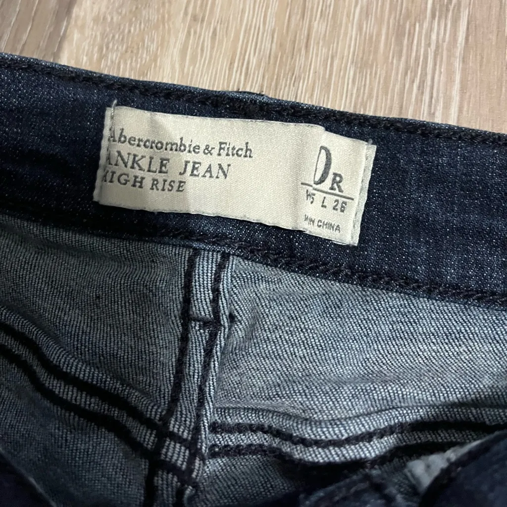 Abercrombie & Fitch Dark Wash Skinny Jeans Size 0R - Image 5