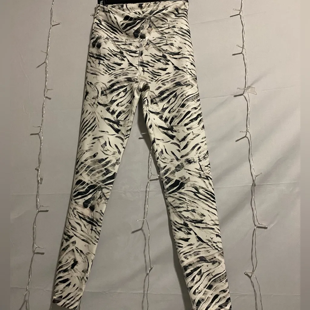 Black and White Animal Print Leggings Size M - Image 4