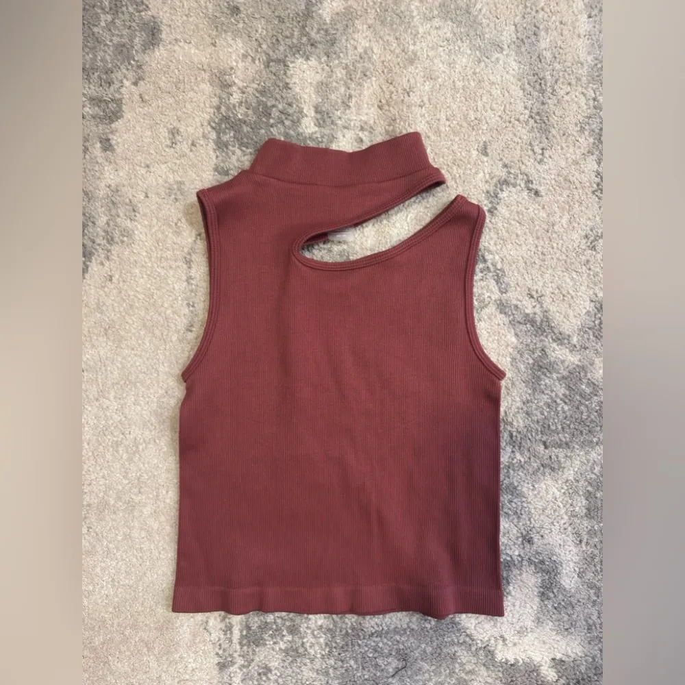 Dynamic Cutout  Crop Top - Image 2