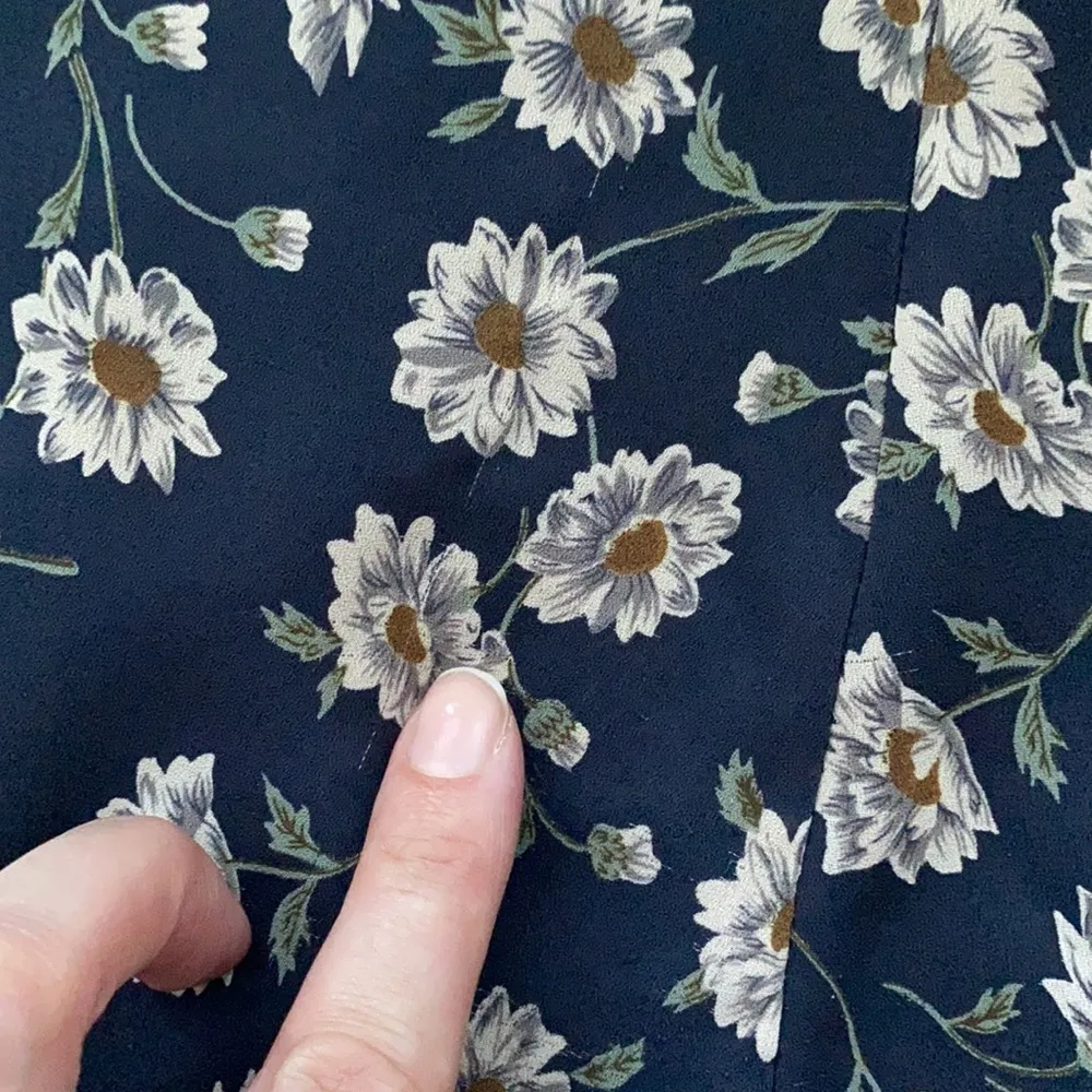 Vintage 90s Express navy floral daisy flutter shorts, size medium - Image 5