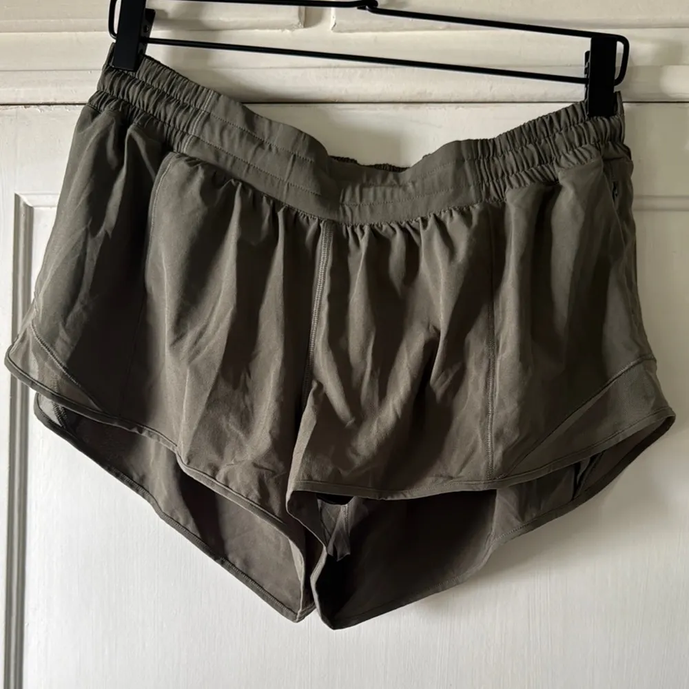 lululemon army green low rise 2.5 hotty hot - Image 3