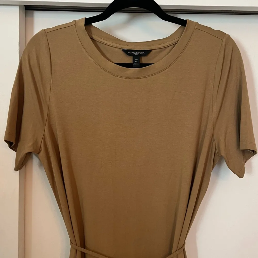 Banana Republic T-Shirt Midi Dress Tan with Tie Waist & Slit Women’s Medium Tall - Image 5