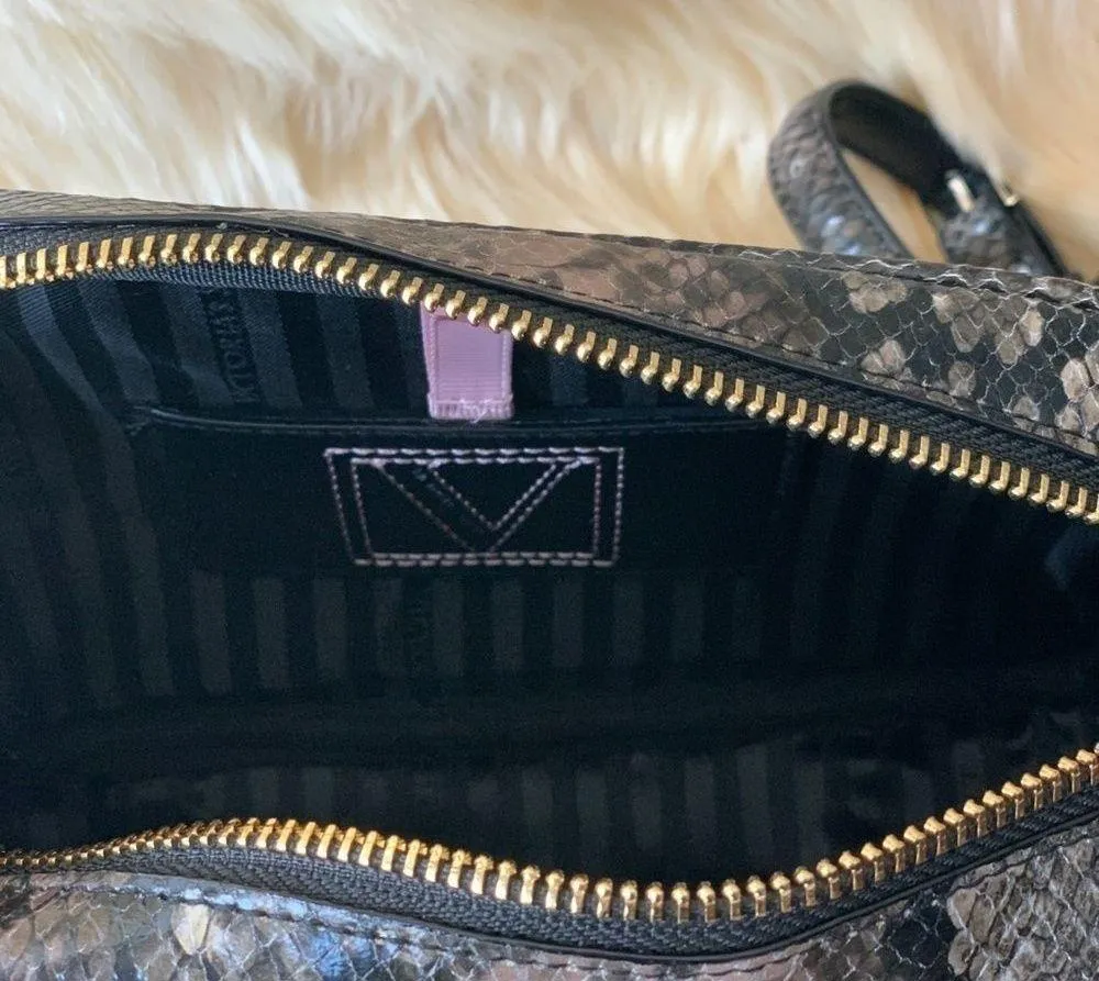 VICTORIA'S SECRET
Top Zip Crossbody & Card Holder - Image 4