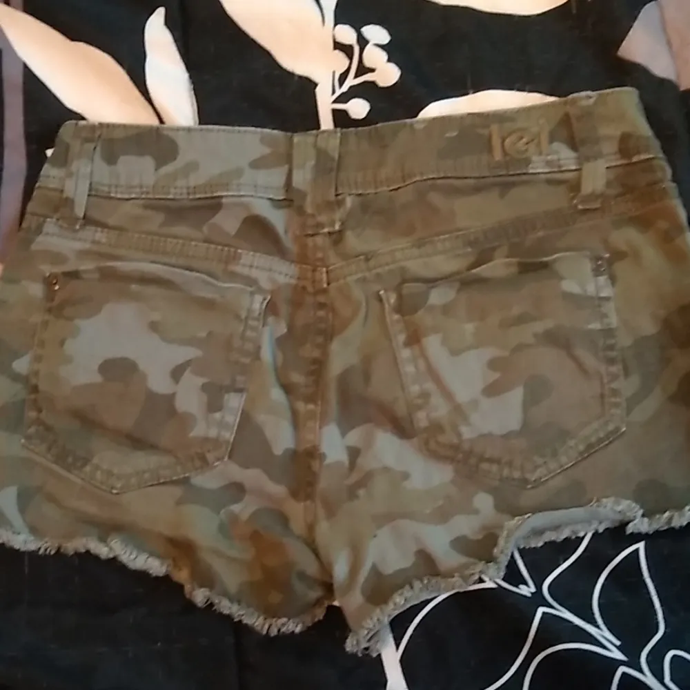 EUC . Camo Shorts Juniors Size 3 - Image 3