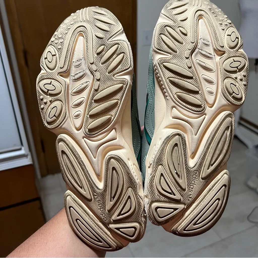 Adidas Ozweego Low Silver Green Sand Strata Women's Athletic Shoes  size 9US - Image 10