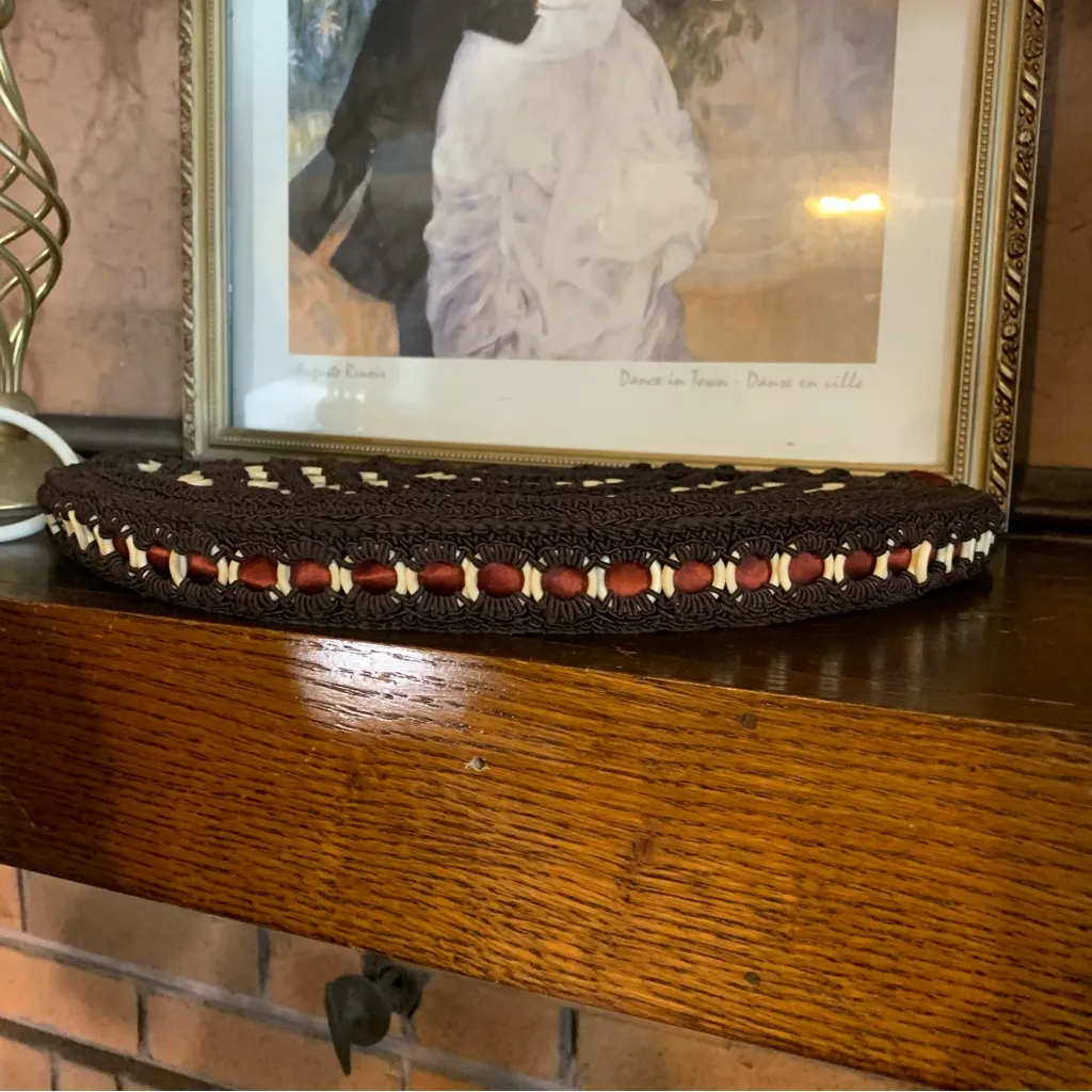 VINTAGE 1970'S BROWN CROCHET MACRAME W/CREAM PLASTIC WRIST BAG/CLUTCH - Image 6