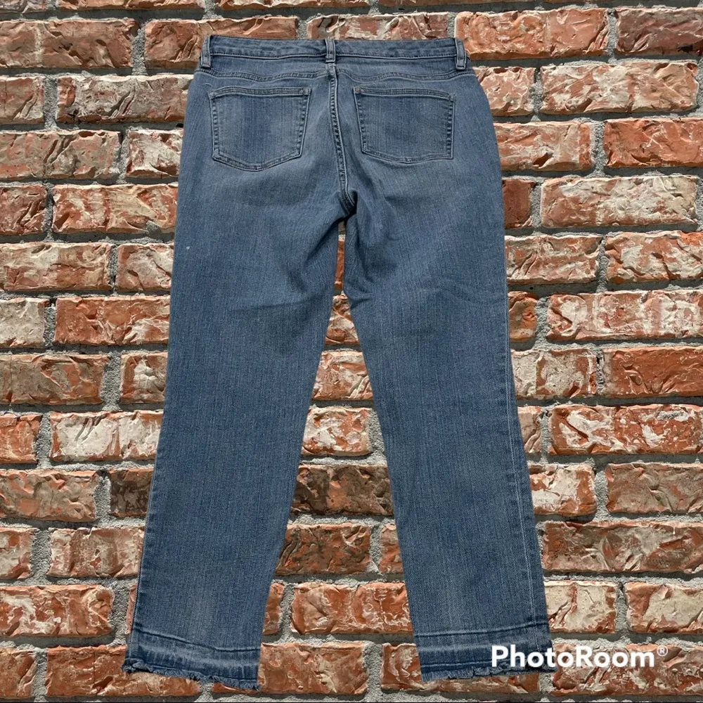 CHAPS 🎉HP🎉  denim distressed blue jeans / 2 / Excellent condition - Image 6