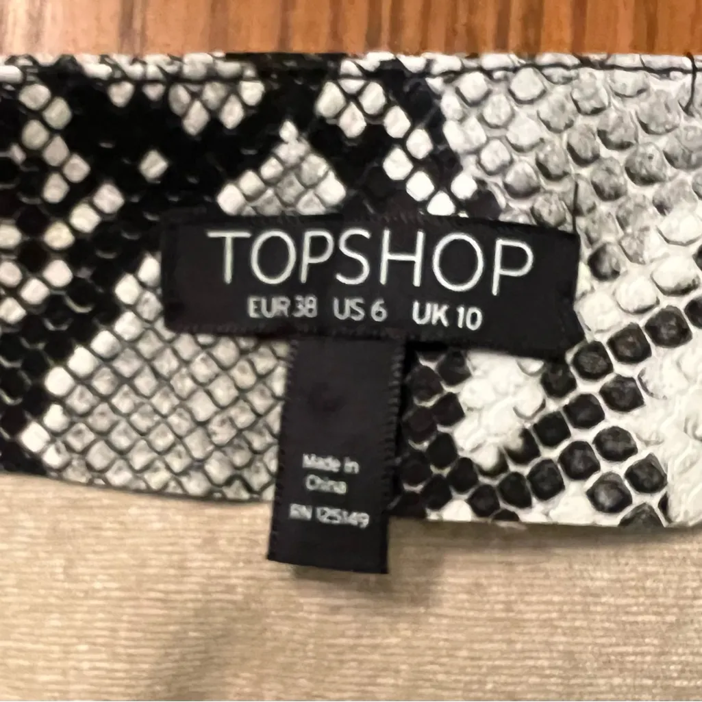 TOPSHOP Gray, White & Black Snake Print‎ Faux Leather Belted Mini Skirt Size 6 - Image 7