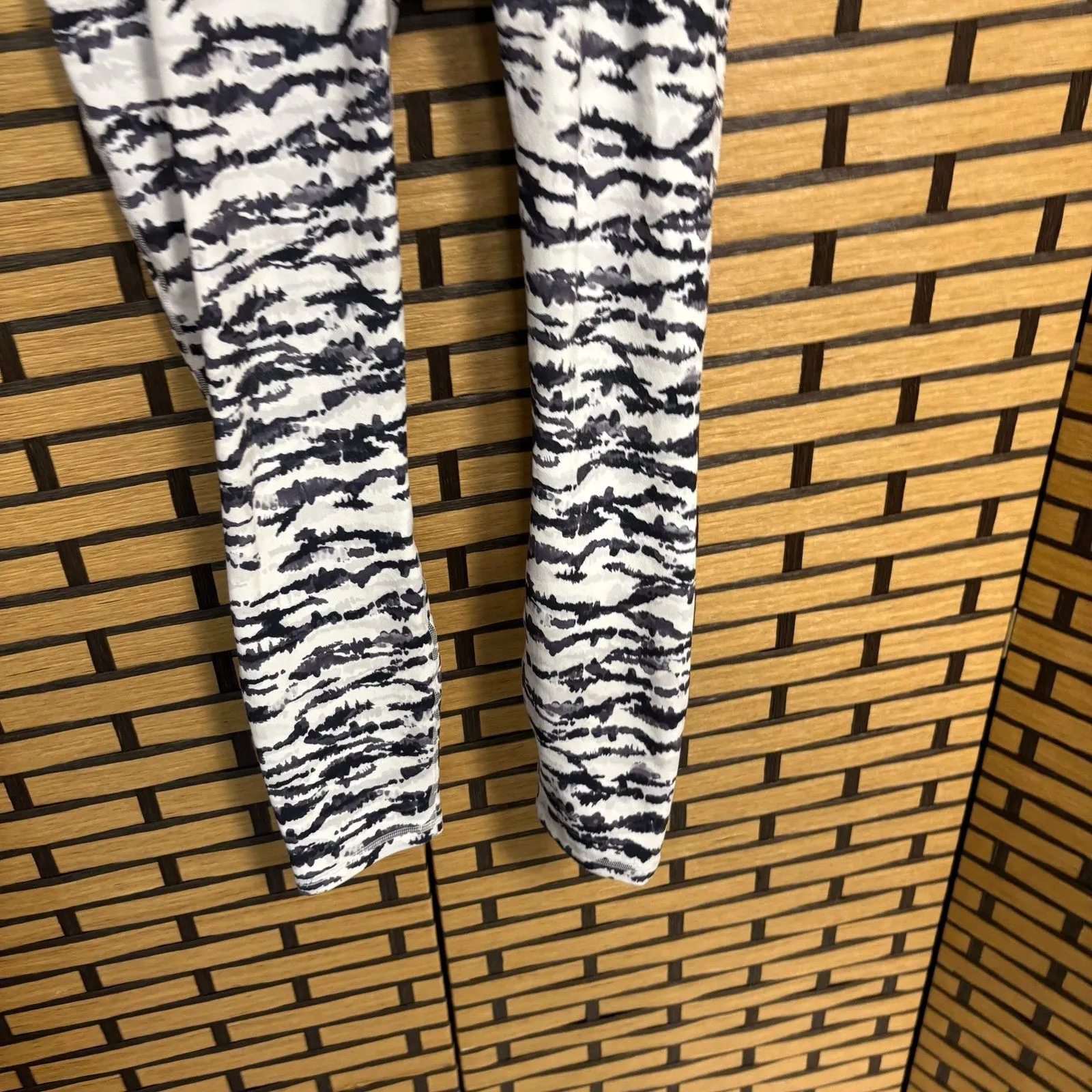 Powerhold Fabletics Black And White Active Leggings‎ Size Small - Image 4