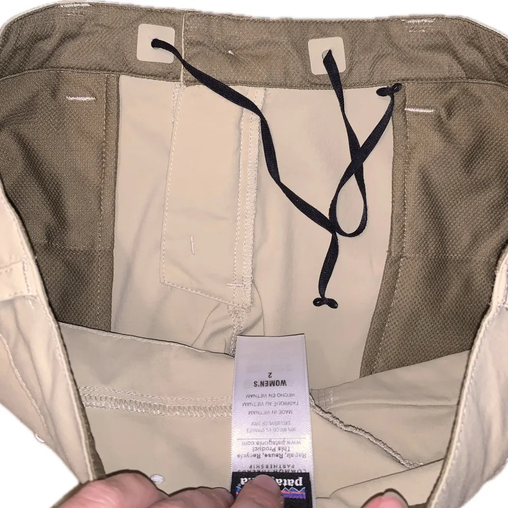 Patagonia Women's Light Tan  Khaki Shorts - Image 6