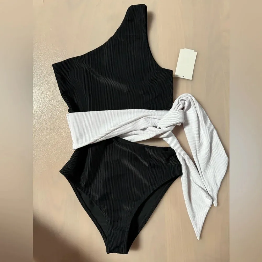 Beach Riot Carlie Women’s Black And White  Swimsuit Small $158.00 MSRP - Image 2