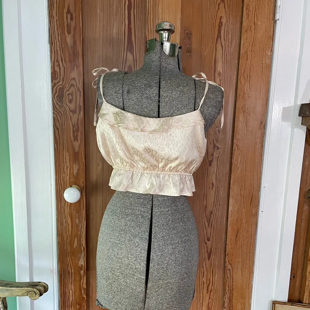 Le Lis Champagne Animal Print Shoulder Tie Bubble Crop Top Sz Large - Image 7