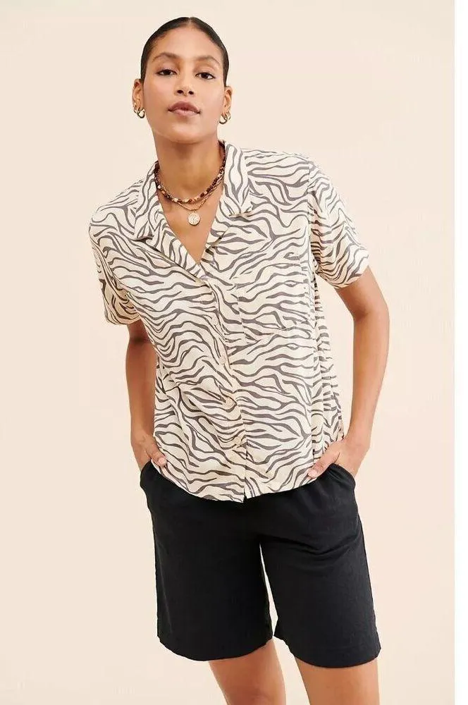 BeachGold Tina Shirt in Swirl Animal Large Womens Button Down Blouse Top Black - Image 16