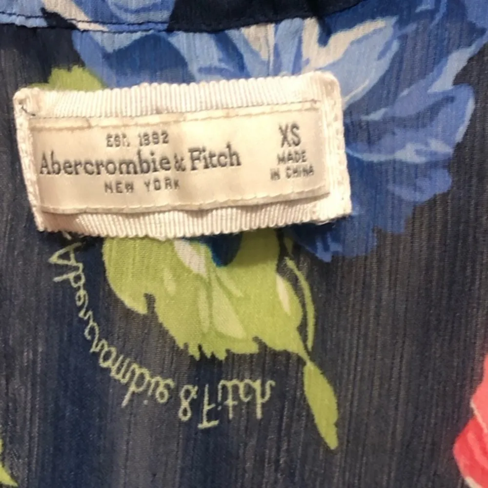 🔵 SALE 3/$25 ABERCROMBIE & FITCH FLORAL BLUE PINK SHORT SLEEVE RUFFLE NECK TOP - Image 5