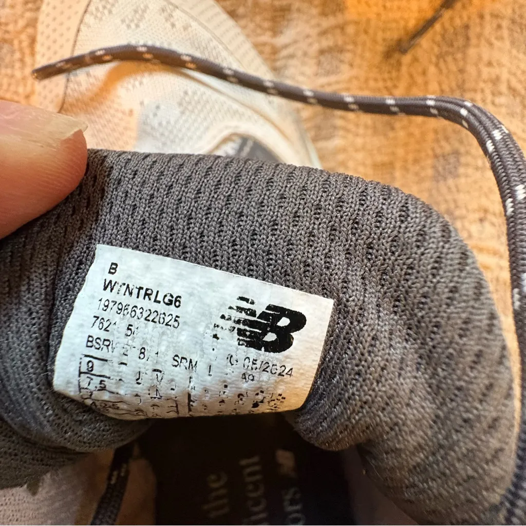 New Balance Women’s ' White and Black accents Sneakers size 8 - Image 4