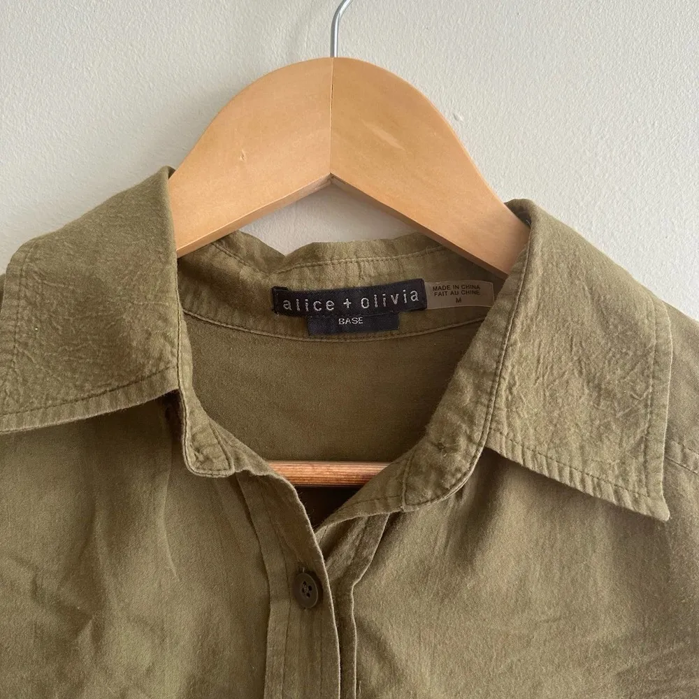 Alice + Olivia Base Olive Green Button Down Shirt Size Medium - Image 2