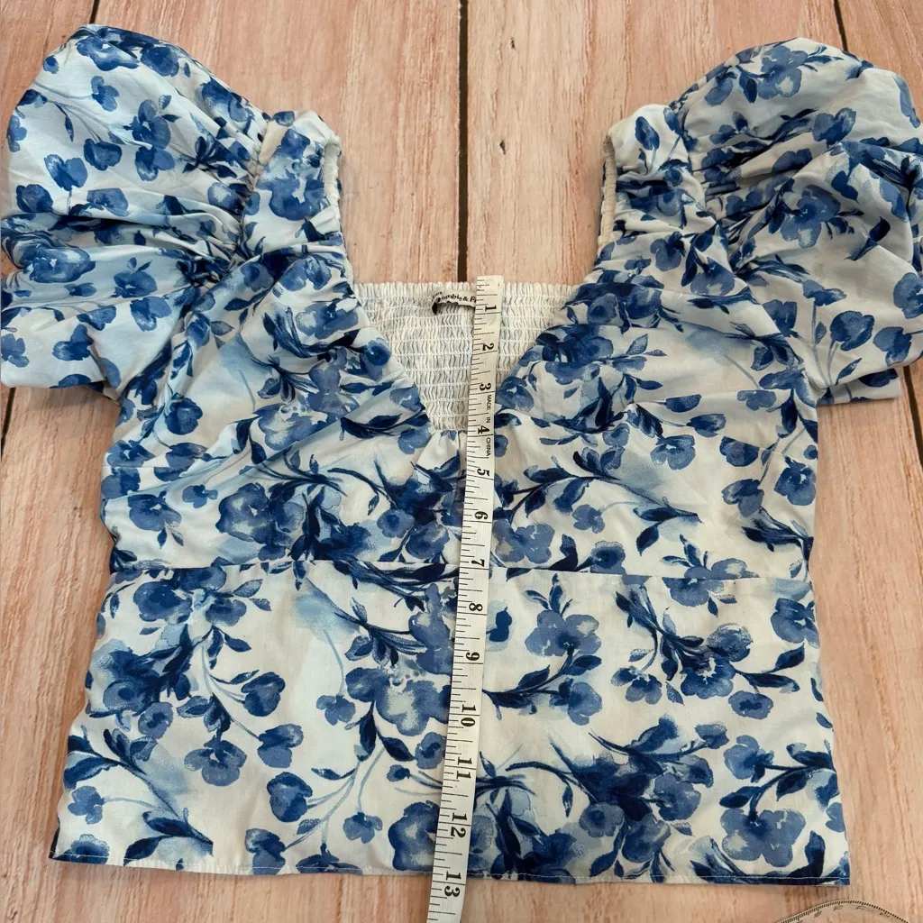 Abercrombie and Fitch women’s small blue white floral puff sleeve top Blouse - Image 4