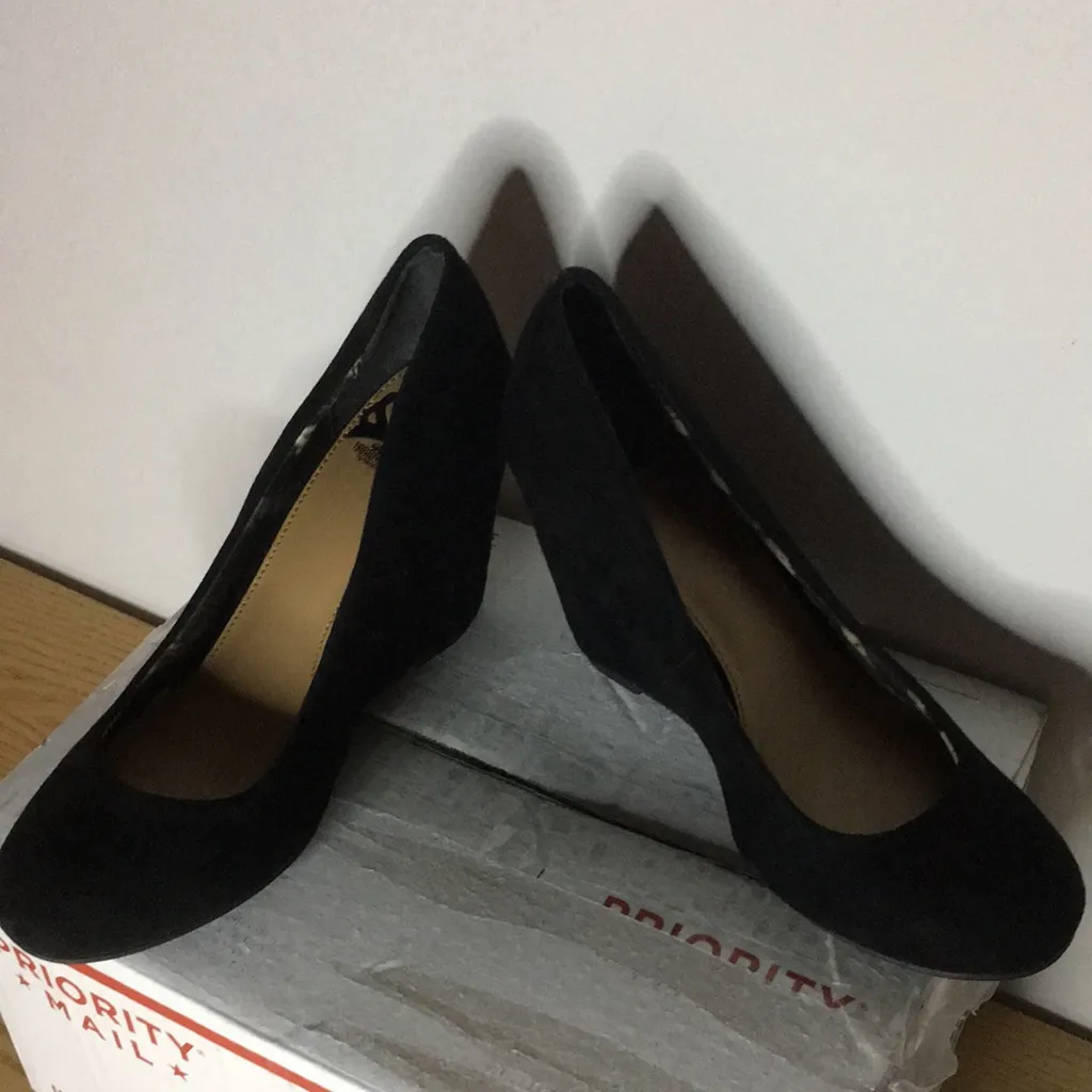 Fergaligious Faux Suede 3.5” Wedges Shoes Soft Comfy Black Size 6M - Image 2