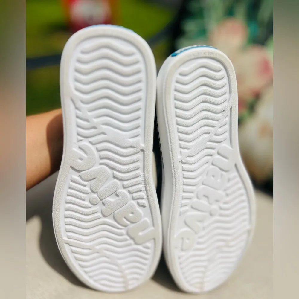 Native shoes size 4 M 6 W runs small fits size 5 women’s flexible shoes light Gray - Image 6