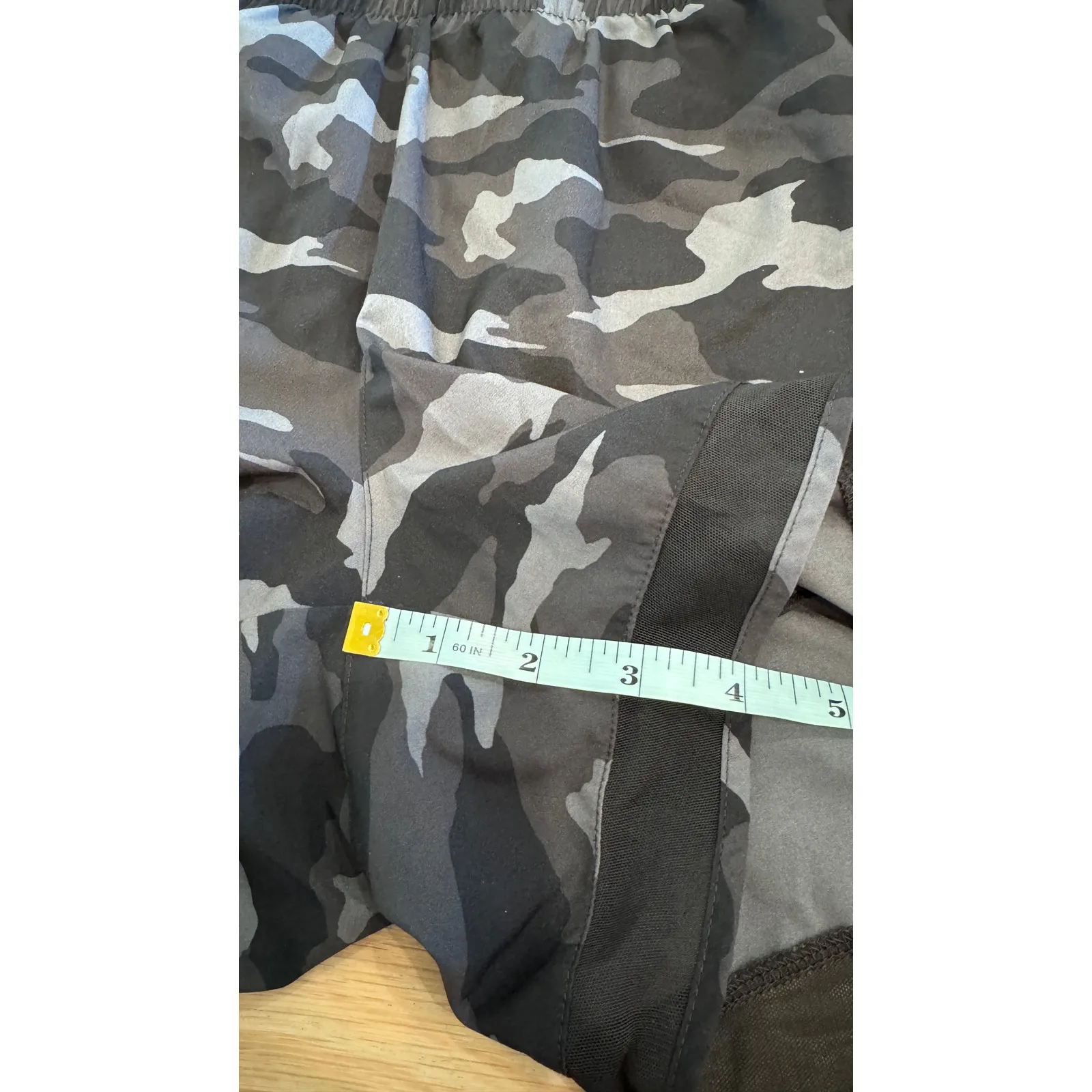 ATHLETA PRINTED MESH RACER RUN SHORT 4” black camo size large - Image 13