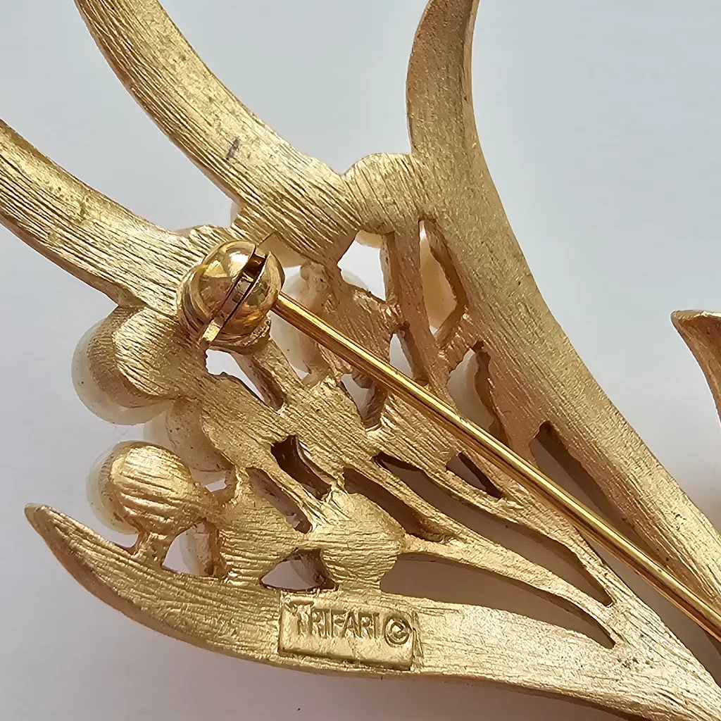 Crown Trifari Flower Brushed Gold Tone Metal Leaf Faux Pearl Cluster Brooch Pin - Image 4